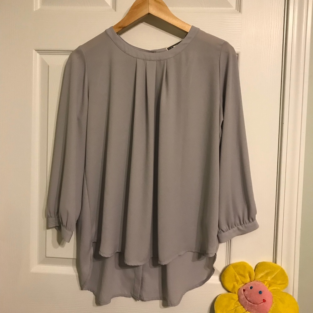 Pleione Light Gray Top